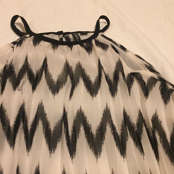 NWT GUESS Cheveron Pleated Blouse XL - Picture 6 of 8
